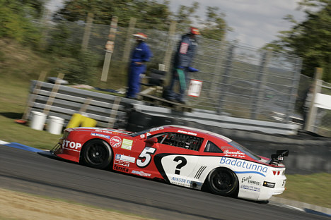 Michael Outzen arbejder på at køre Danish Thundersport.
(Foto: Henning Smed / <A HREF=http://www.danskerbiler.dk/danskerchassiser/index.php TARGET=blank >DanskerBiler.dk</A>)